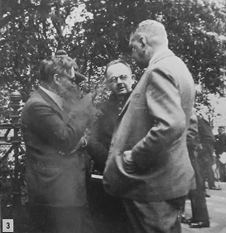 Karl Barth (mit Pfeife) im Gespräch mit Otto Weber und Heinrich Lachmund