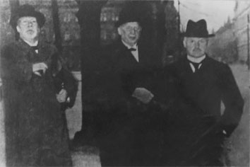 Von links nach rechts: Theophil Wurm, August Marahrens, Hans Meiser am 30.10.1934 vor der Reichskanzlei in Berlin.
