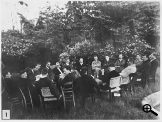 Freie Vikarsausbildung im Garten des Predigerseminars in Finkenwalde.