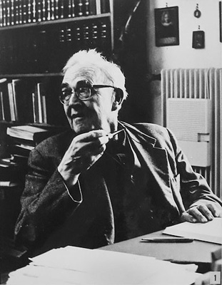 Karl Barth in seinem Arbeitszimmer