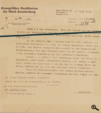 Das Konsistorium von Berlin-Brandenburg, Niemöllers vorgesetzte Behörde, versetzte ihn im Juni 1939 in den Wartestand.