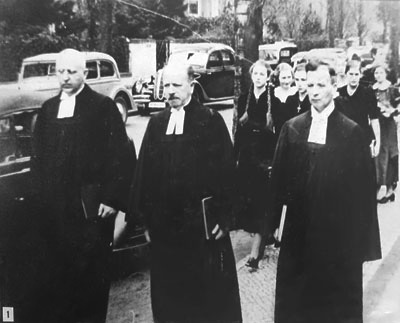 Konfirmation 1938; (von links nach rechts): Fritz Müller, Otto Dibelius, Otto Riethmüller in Vertretung von Martin Niemöller.