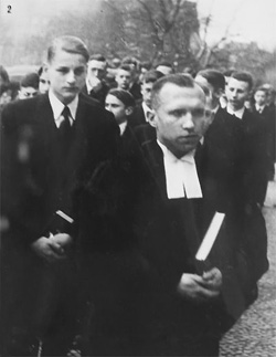 Helmut Gollwitzer mit Konfirmanden bei der Konfirmation 1940.