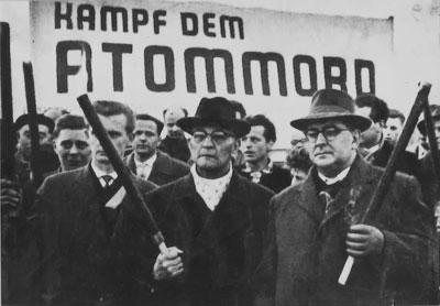 Martin Niemöller und Heinz Kloppenburg (rechts) 1958 auf einer Kundgebung der Kampagne „Kampf dem Atomtod“