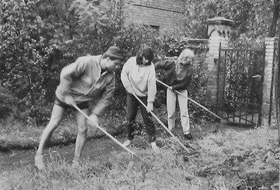 Mitarbeit bei der Pflege des Jüdischen Friedhofs Oranienburg. Seit Jahren arbeiten wir auf Jüdischen Friedhöfen. Juden nennen ihren Friedhof den „guten Ort“, den es zu erhalten gilt.