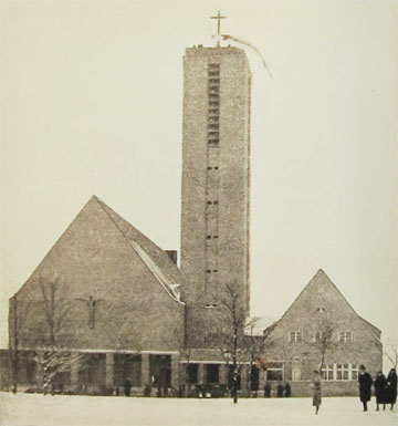 Dahlemer Kirche mit Kirchenfahne.