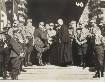 Reichsbischof Müller lässt sich von SA-Männern zur Wahl gratulieren. 